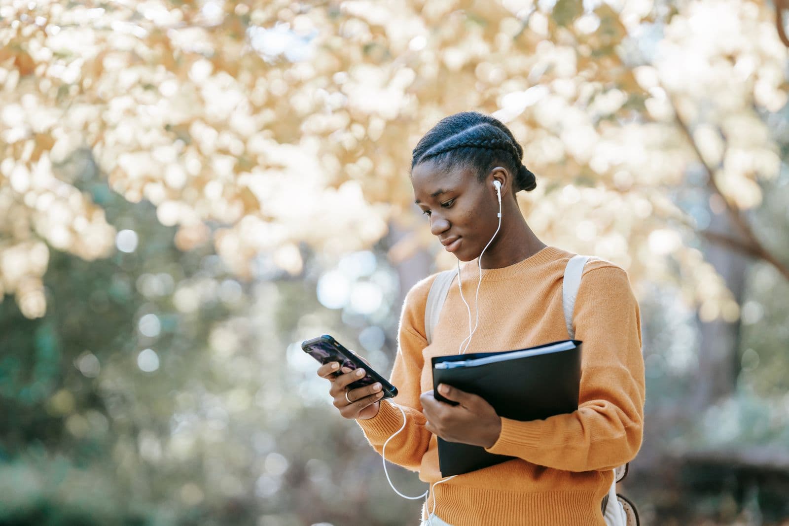 Jeune élève sénégalais utilisant l'application Permis2 sur son smartphone